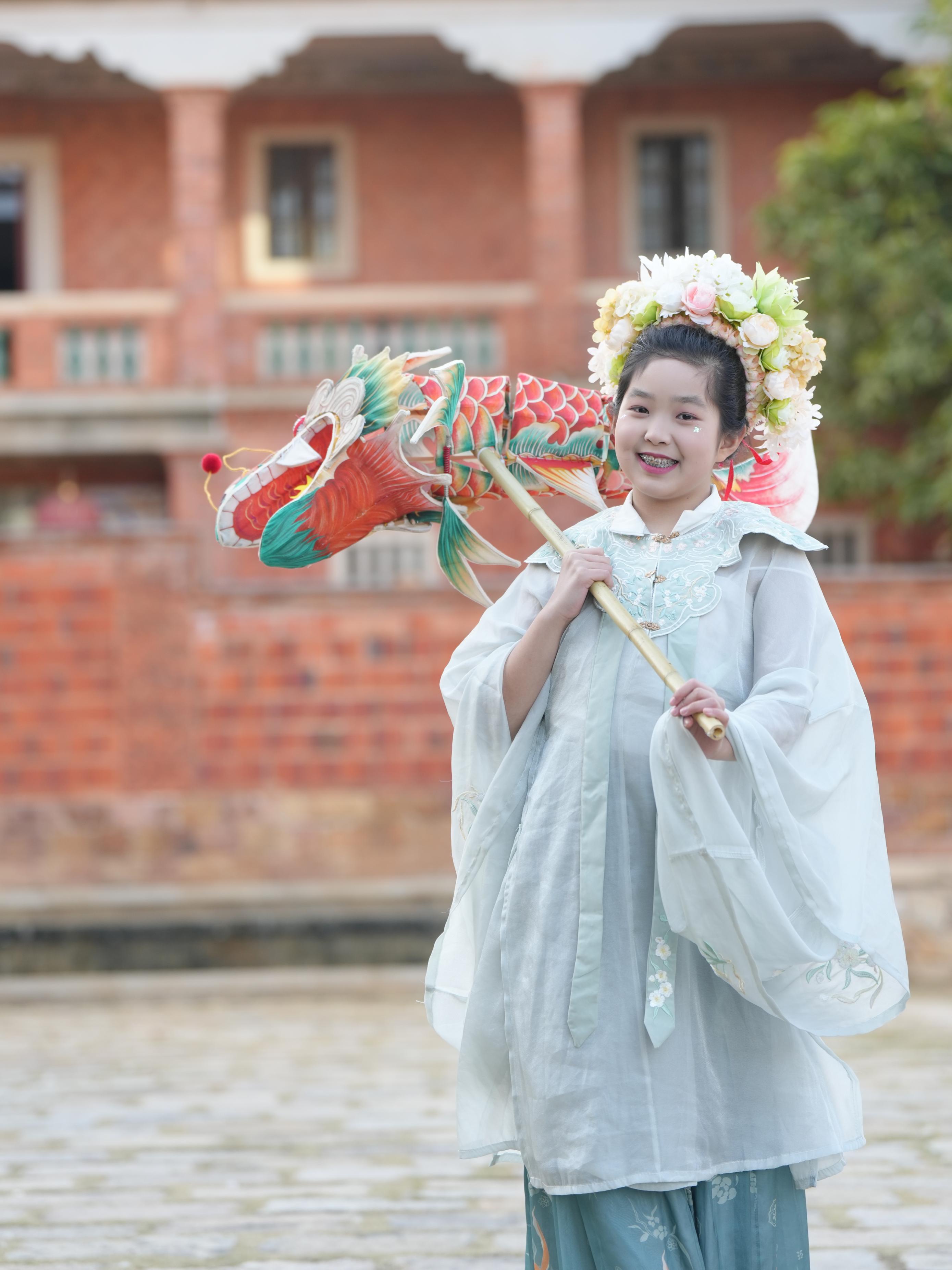 在泉州，沈女士為女兒拍下頭戴簪花的照片。受訪者供圖