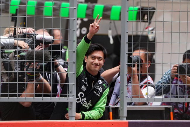 2024年4月19日，索伯車隊(duì)中國車手周冠宇（中）在練習(xí)賽前向觀眾致意。當(dāng)日，F(xiàn)1中國大獎賽在上海開賽。中國車手周冠宇主場首秀參賽。新華社記者 夏一方攝