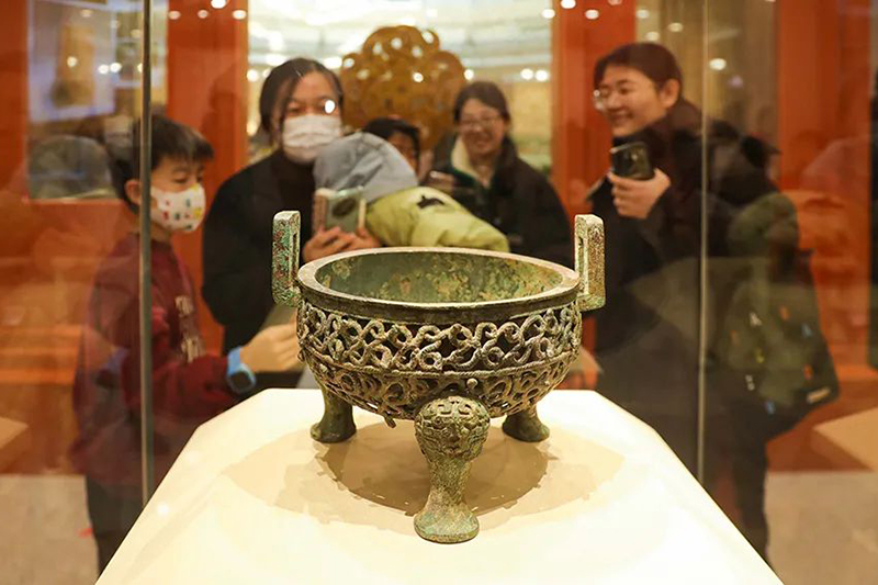 “尋蛇——藏在山西博物院里的蛇”展出的蟠蛇紋鏤空鼎。山西博物院供圖