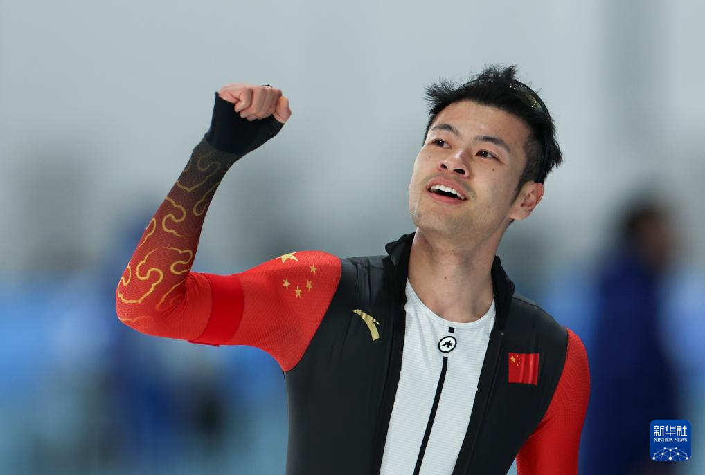 2月8日，寧忠?guī)r慶祝奪冠。新華社記者 王楷焱 攝