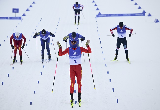 2月8日，王強(qiáng)（中）慶祝奪冠。新華社記者 張龍攝