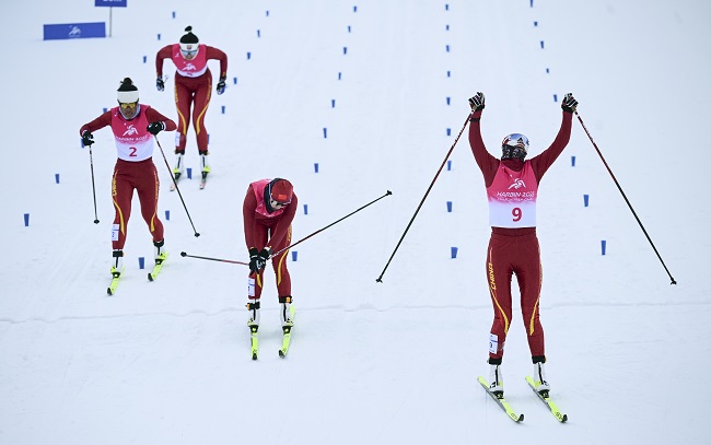 2月8日，李磊（右一）沖過終點(diǎn)后慶祝奪冠。新華社記者 張龍攝