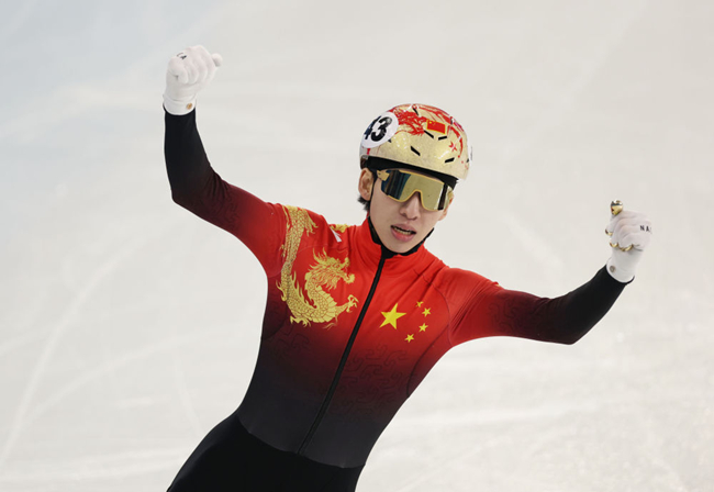 2月8日，林孝埈慶祝奪冠。新華社記者 黃偉 攝