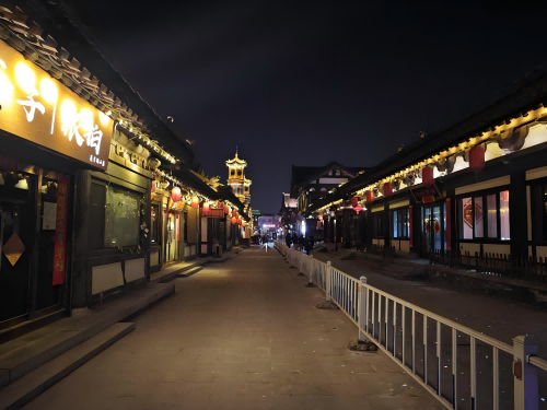 道歉公告發(fā)布后，夜晚10時的古城。人民網(wǎng)記者 黃鈺攝