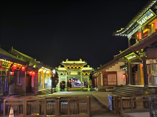 道歉公告發(fā)布后，凌晨5時的古城。人民網(wǎng)記者 黃鈺攝