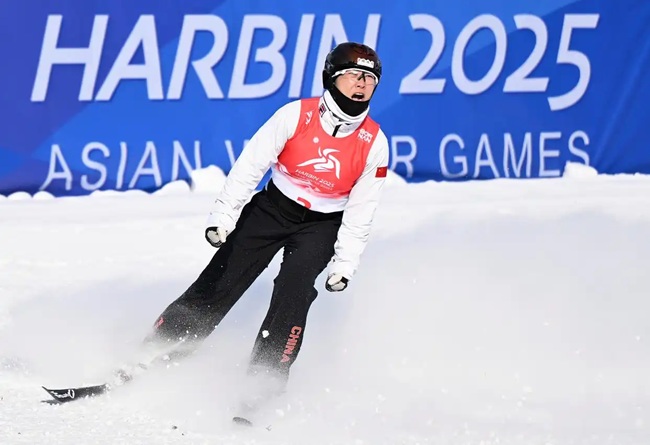 2月9日，徐夢桃在完成動作后慶祝。新華社記者 夏一方攝