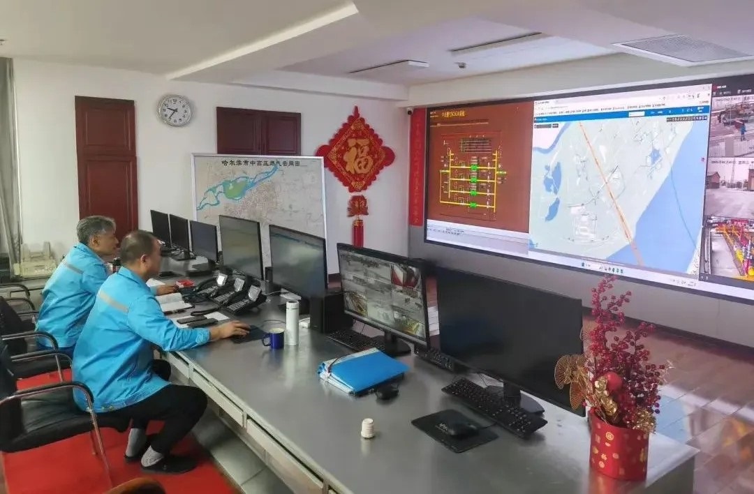 工作人員在燃?xì)庹{(diào)度中心值守。受訪者供圖