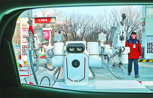 智能加油機(jī)器人在加能站工作。受訪者供圖
