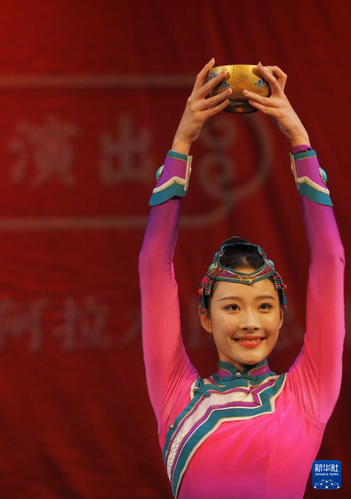 2月11日，在哈薩克斯坦阿拉木圖的阿拜國家歌劇和芭蕾舞劇院，中國演員表演舞蹈。新華社記者 趙宇 攝