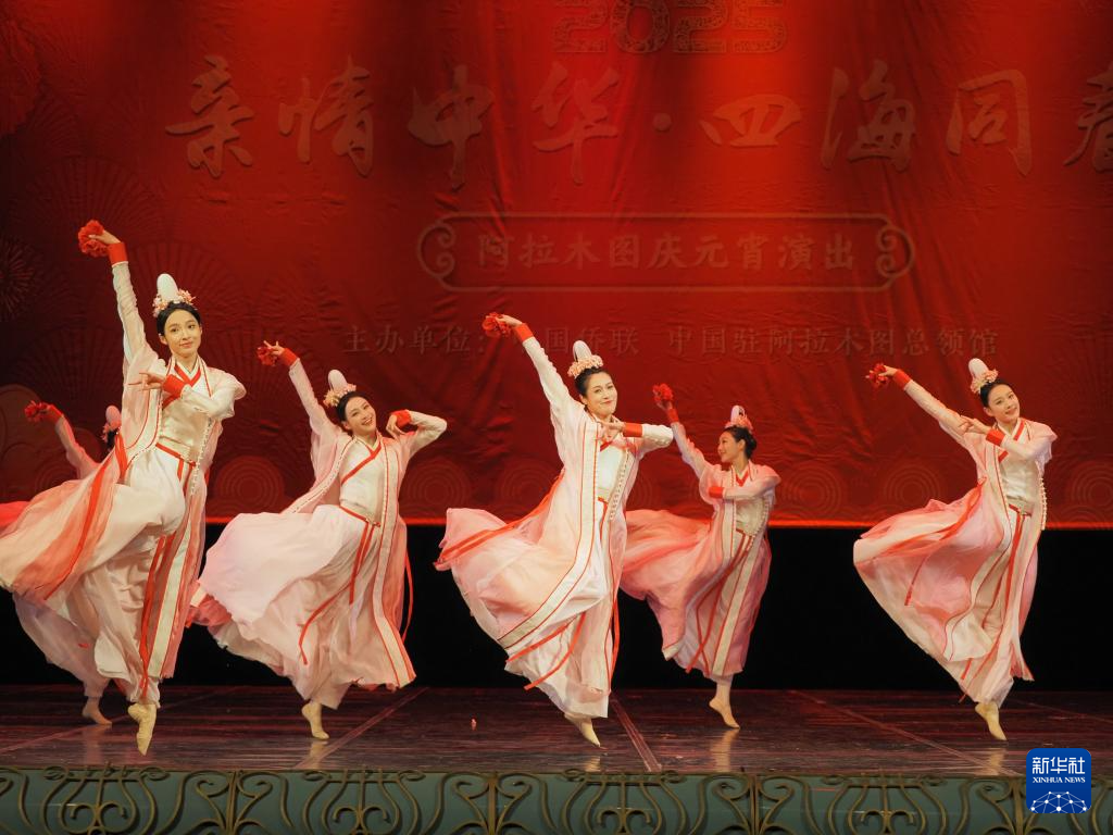 2月11日，在哈薩克斯坦阿拉木圖的阿拜國家歌劇和芭蕾舞劇院，中國演員表演舞蹈《元日霓裳》。新華社記者 趙宇 攝