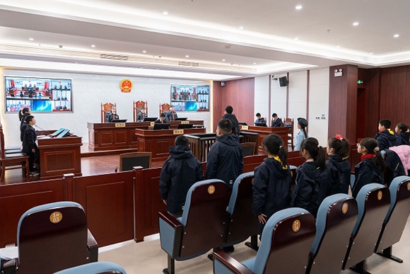圖③：同學(xué)們開展模擬法庭活動。