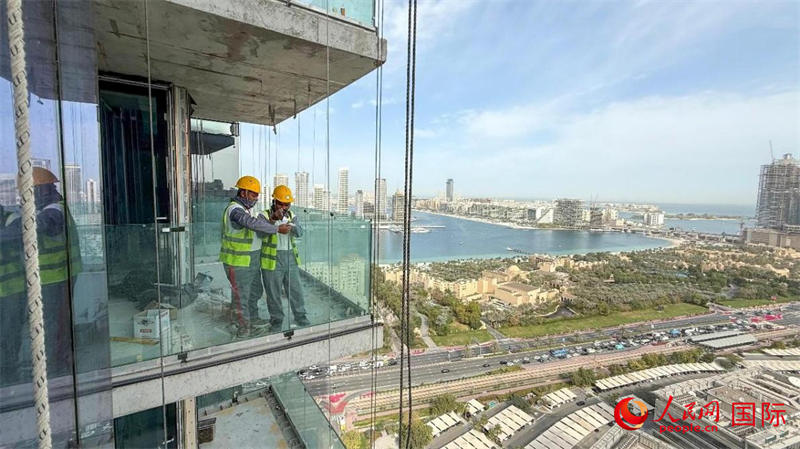 工人正在高層作業(yè)。人民網(wǎng)塔里克·易卜拉欣攝