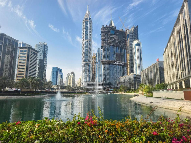 正在建設中的卡瓦利卡薩高層住宅項目（圖中有腳手架建筑）。 中建中東供圖 