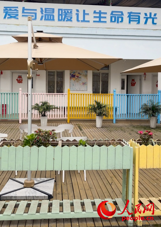 為讓“老小孩”住著開心，南泉鎮(zhèn)衛(wèi)生院設(shè)計(jì)成幼兒園風(fēng)格。人民網(wǎng) 陳葉欣攝