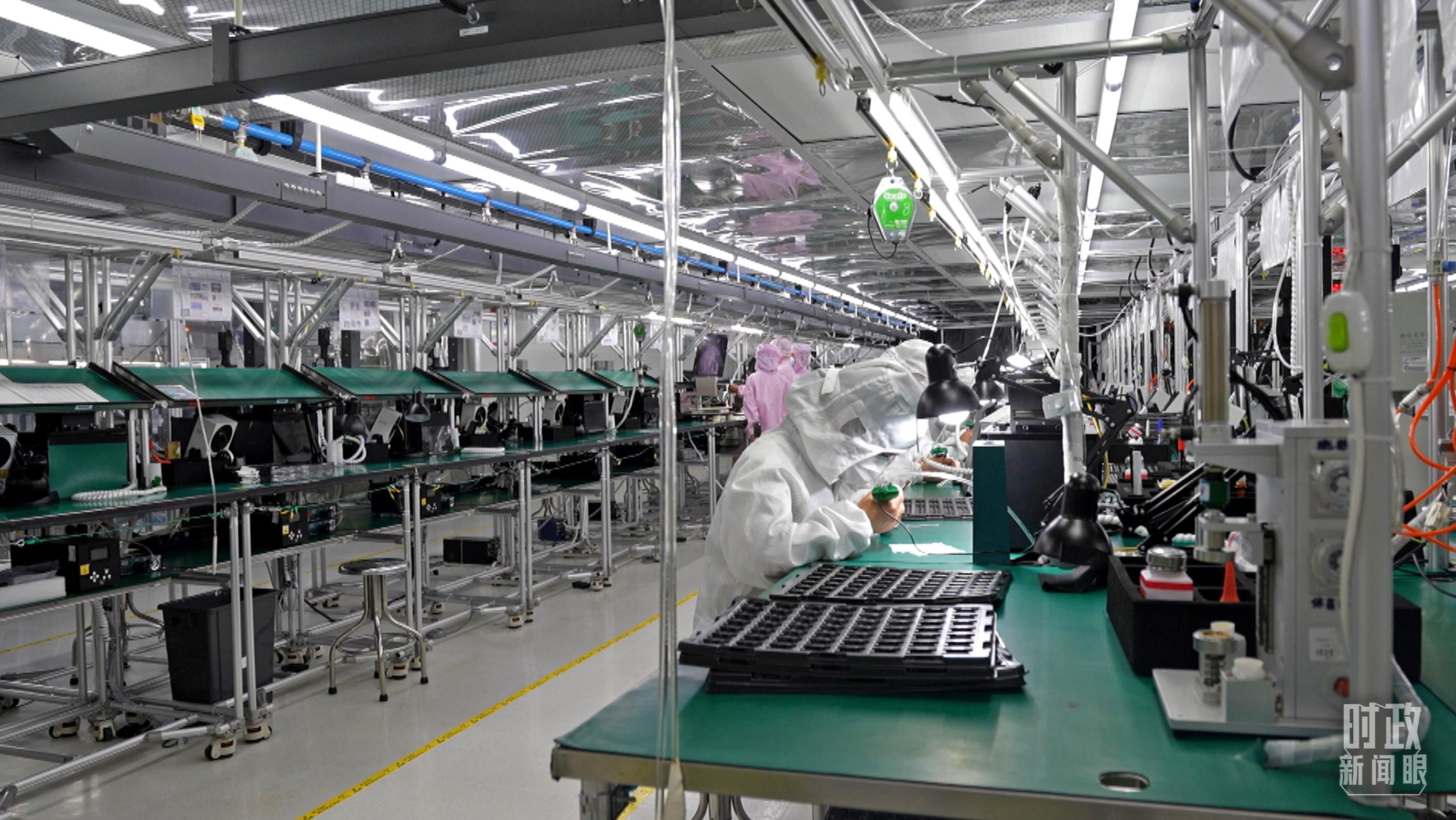 △四川省宜賓市極米光電有限公司的無塵車間光機組裝線。（總臺央視記者范學(xué)禹拍攝）