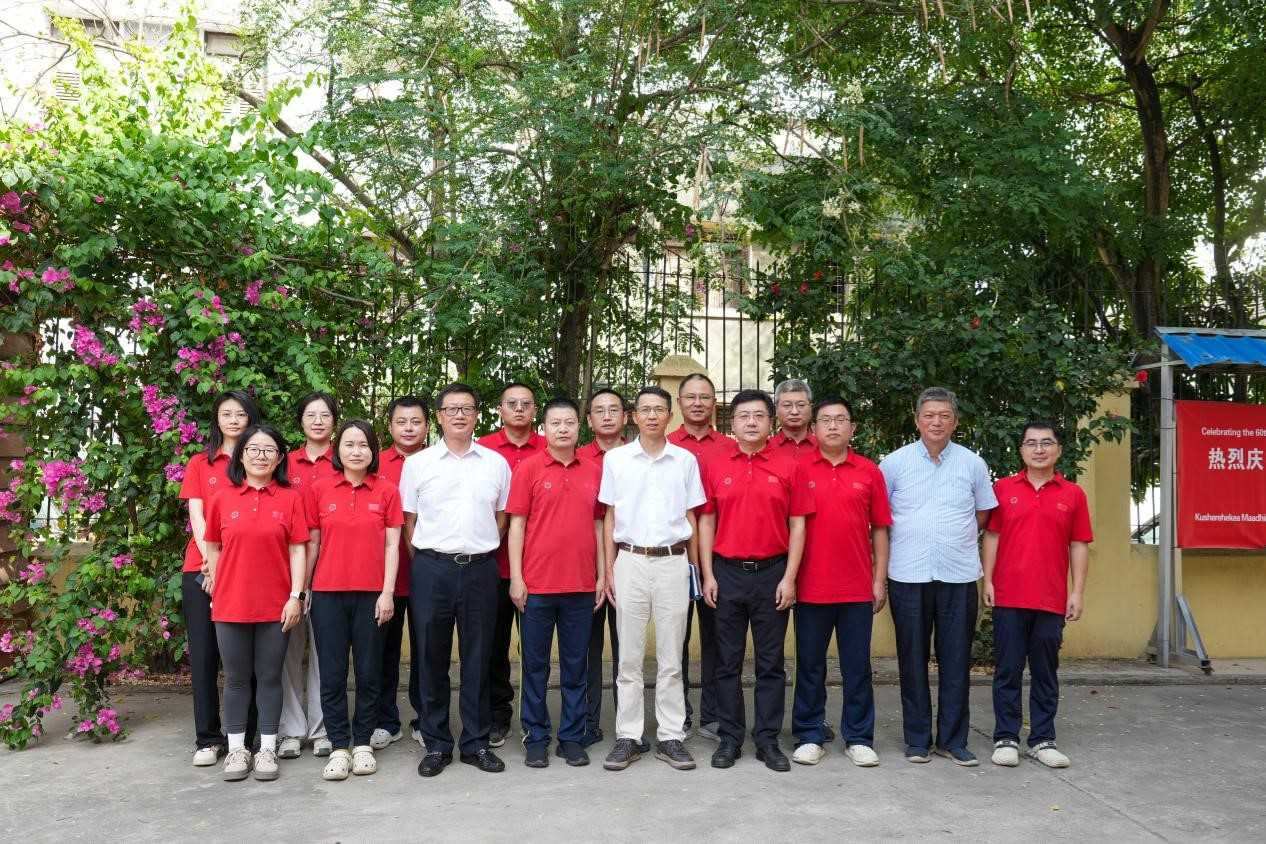 李強華與醫(yī)療隊合影。中國援桑醫(yī)療隊供圖