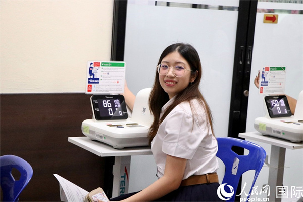 獻血者在獻血前進行健康檢測。朱瀟逸攝