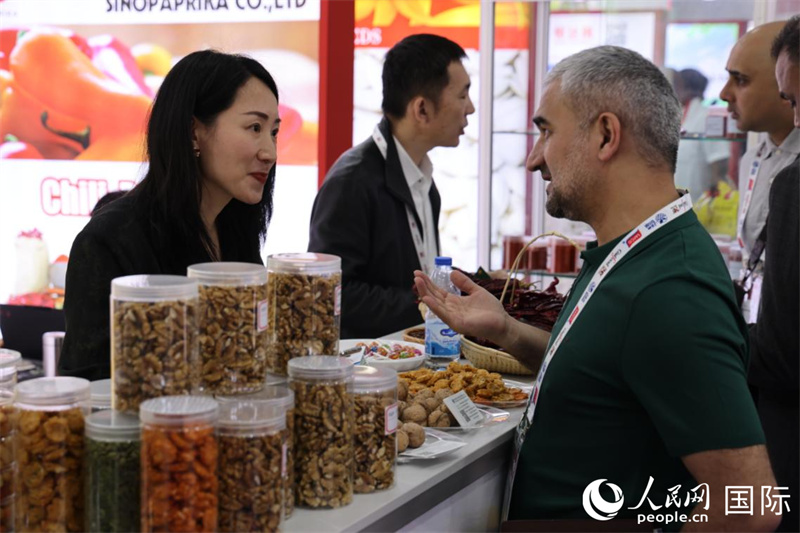 中外商家在第三十屆海灣食品展上交流。人民網(wǎng)記者 張志文攝