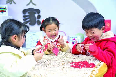 圖為孩子們在老師指導下制作蛇年主題剪紙。 新華社記者 徐昱攝