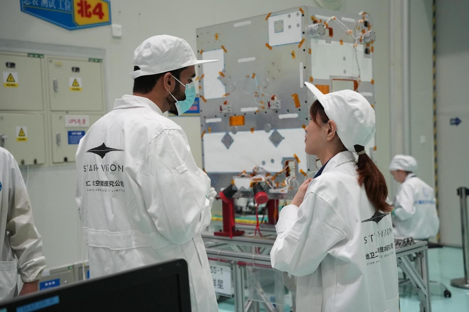 阿曼技術人員在中國接受培訓。阿曼蘭斯航天公司供圖