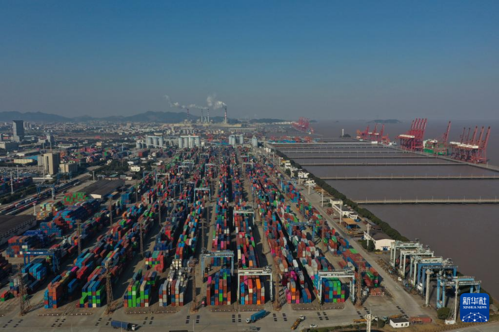  1月24日拍攝的寧波舟山港北侖港區(qū)集裝箱碼頭。 新華社記者 黃宗治 攝