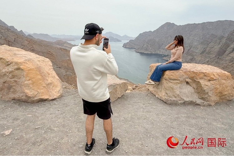 圖為游客參觀阿曼北部穆桑代姆峽灣。人民網(wǎng) 塔里克·易卜拉欣攝