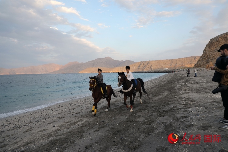 圖為游客在穆桑代姆一處海灘公園休閑玩耍。人民網(wǎng)記者 沈小曉攝