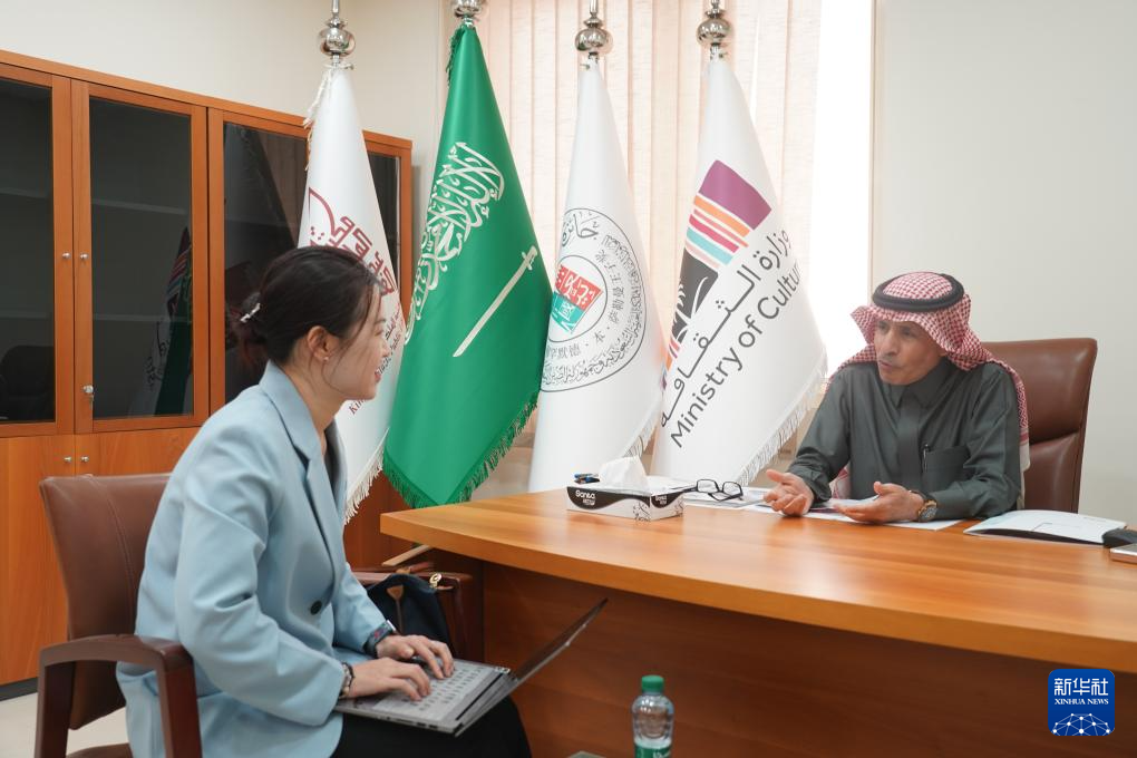 2月19日，“穆罕默德·本·薩勒曼王子沙特-中國文化合作獎”（簡稱“穆罕默德·本·薩勒曼王子獎”）秘書長阿卜杜勒·穆赫辛·阿基利（右）在沙特首都利雅得接受新華社記者專訪。新華社記者 尹炣 攝