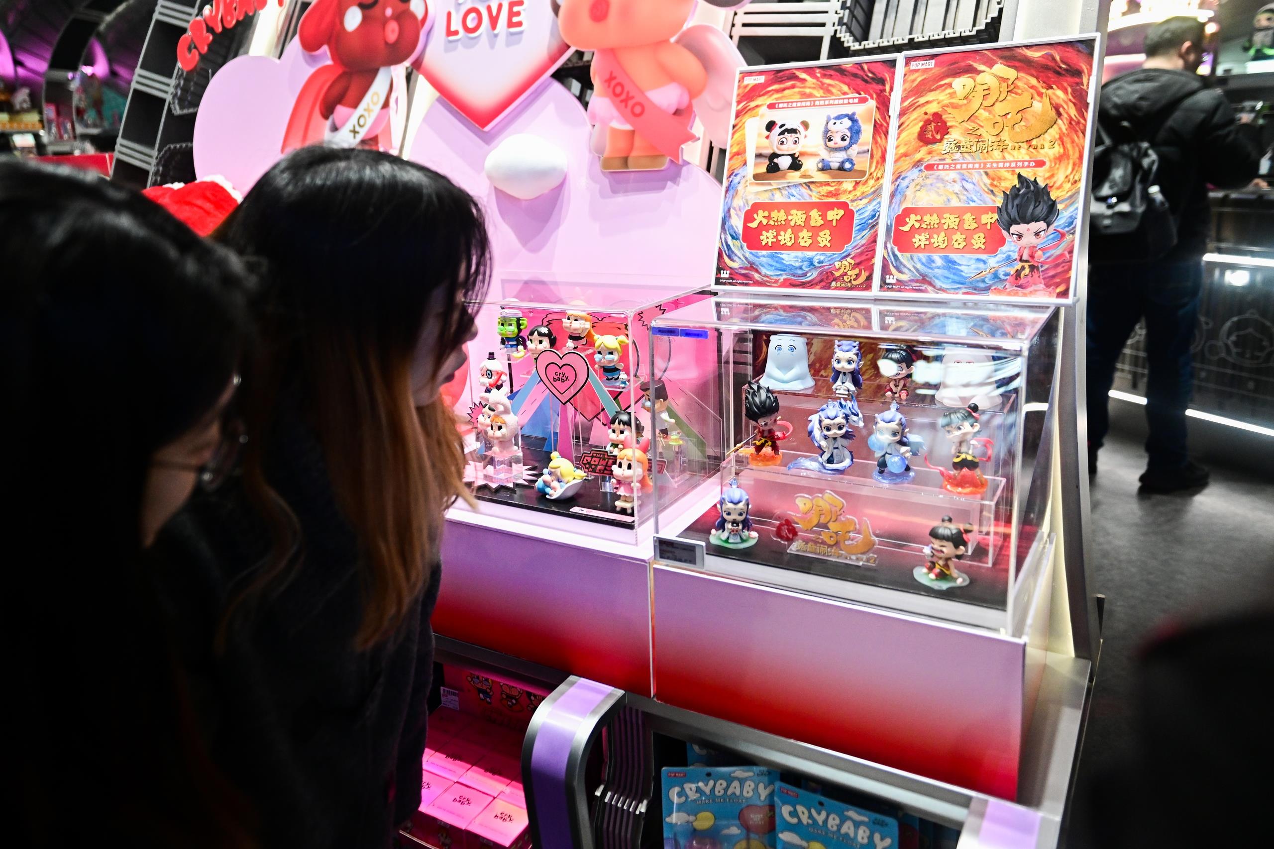 △2025年2月22日，上海，市民在圍觀《哪吒之魔童鬧?！废嚓P(guān)手辦盲盒。