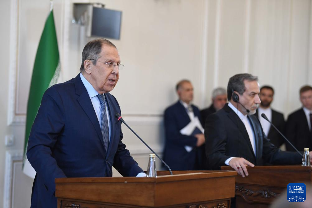 2月25日，在伊朗德黑蘭，俄羅斯外長拉夫羅夫（左）與伊朗外交部長阿拉格齊出席聯(lián)合新聞發(fā)布會(huì)。新華社記者 沙達(dá)提 攝