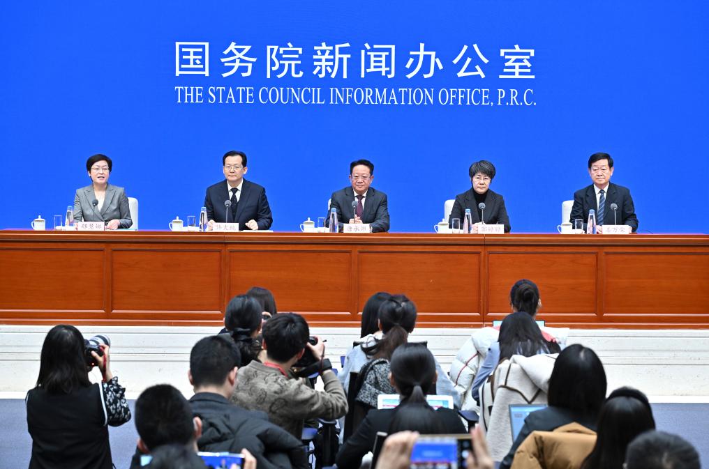 2月28日，國務(wù)院新聞辦公室在北京舉行國務(wù)院政策例行吹風(fēng)會，民政部副部長唐承沛、財(cái)政部副部長郭婷婷、自然資源部副部長許大純、住房城鄉(xiāng)建設(shè)部副部長姜萬榮和國務(wù)院新聞辦公室新聞發(fā)言人介紹2024年國務(wù)院部門辦理全國人大代表建議和全國政協(xié)提案工作有關(guān)情況，并答記者問。新華社記者 李鑫 攝