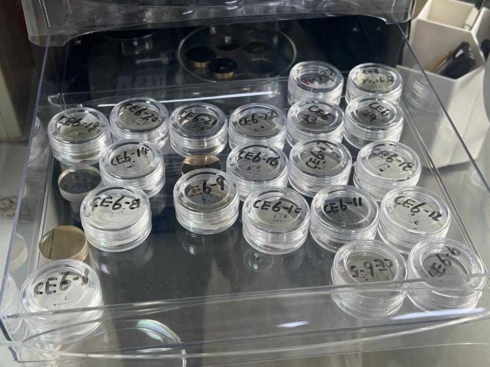 包含嫦娥六號樣品的樹脂靶。新華社記者 溫競華 攝