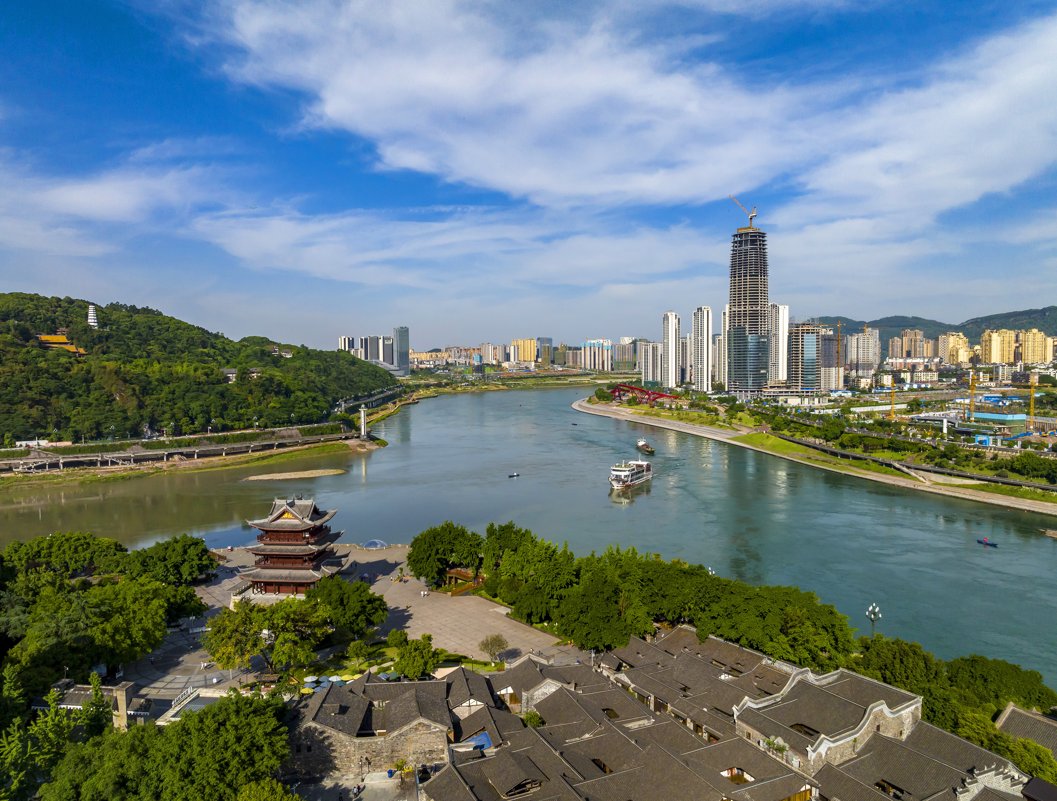 “長江首城”四川宜賓，經(jīng)過長江生態(tài)綜合治理后的三江交匯處風光。