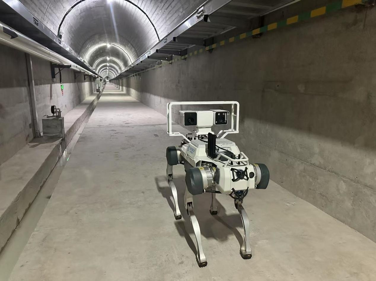 機器人正在對大壩廊道進行巡檢，重點監(jiān)測裂縫，滲水點，積水等。水利部供圖