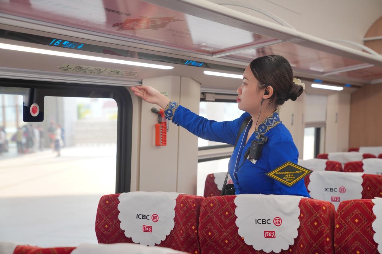 中老鐵路瀾滄號動(dòng)車組列車長小麗正在進(jìn)行車廂檢查。老中鐵路有限公司供圖
