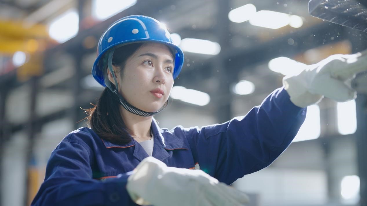 老中鐵路有限公司萬象運(yùn)營管理中心機(jī)輛車間希達(dá)在工作中。老中鐵路有限公司供圖