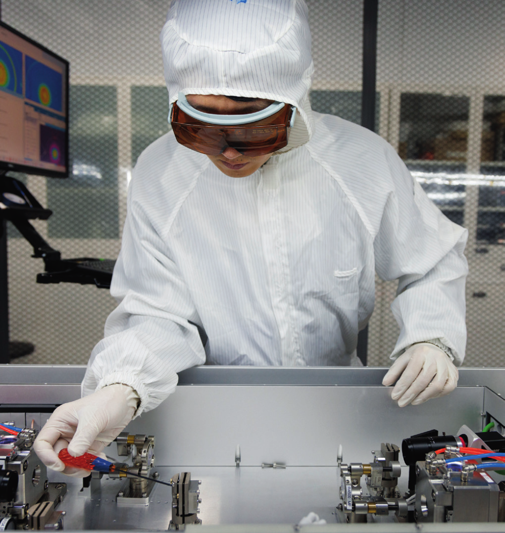 科研人員在廣東東莞阿秒科學(xué)中心實驗室調(diào)試高性能激光器（2025年1月10日攝）。金立旺攝/本刊