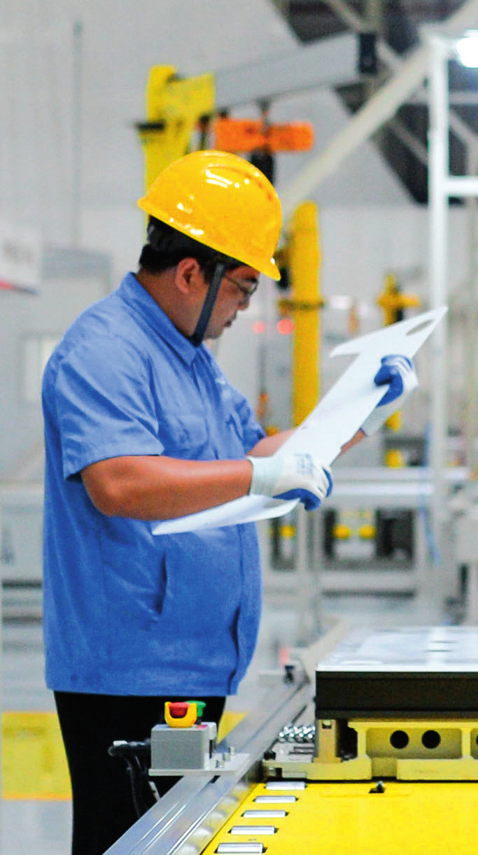 工人在位于廣東珠海的緯景儲能珠?！俺珿工廠”工作（2024年5月19日攝）。李任滋攝/本刊