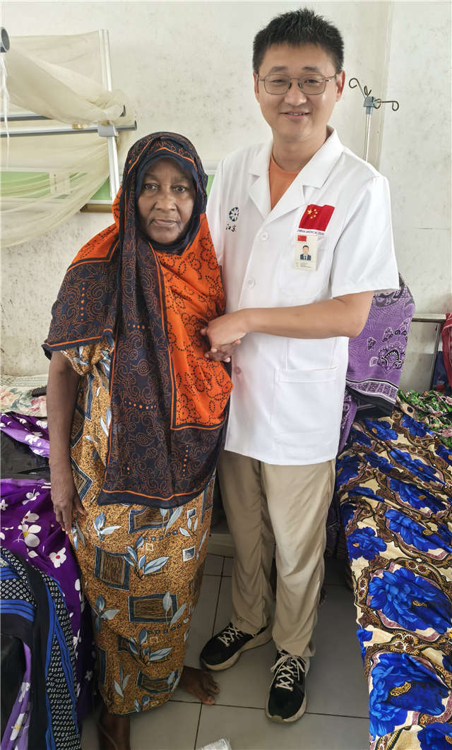 術(shù)后第二天患者即能站立。中國(guó)援桑醫(yī)療隊(duì)供圖