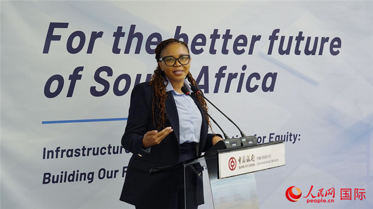 馬塞莫拉女士詳細(xì)介紹了南非政府在基礎(chǔ)設(shè)施建設(shè)方面的最新規(guī)劃和社會(huì)公益項(xiàng)目。人民網(wǎng) 劉暢攝