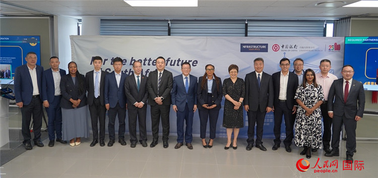 與會(huì)嘉賓合影。人民網(wǎng) 劉暢攝