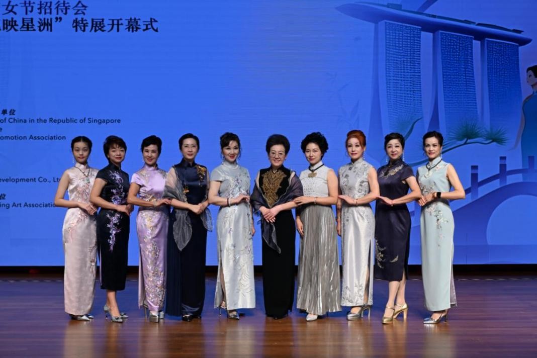 海派旗袍走秀展示著不同款式旗袍的獨(dú)特魅力。新加坡中國文化中心供圖