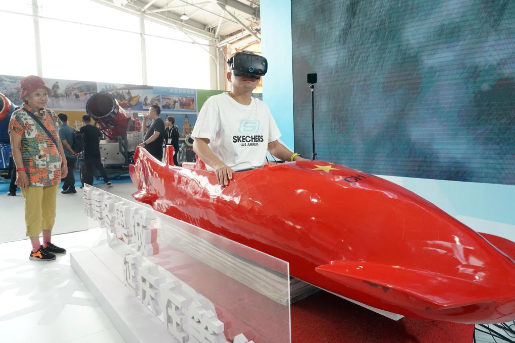 2023年9月15日，觀眾在2023國(guó)際冬季運(yùn)動(dòng)（北京）博覽會(huì)現(xiàn)場(chǎng)通過VR設(shè)備體驗(yàn)雪車。新華社記者 任超 攝