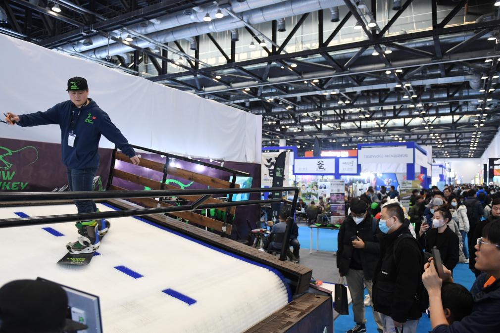 2023年2月11日，參觀者在展會(huì)上了解一款模擬滑雪設(shè)備。當(dāng)日，2023亞洲運(yùn)動(dòng)用品與時(shí)尚展在國(guó)家會(huì)議中心拉開帷幕。新華社記者 張晨霖 攝