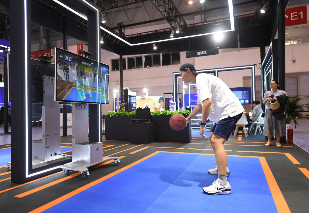 2023年8月25日，在HICOOL2023全球創(chuàng)業(yè)者峰會(huì)展覽展示區(qū)，觀眾體驗(yàn)AI智慧體育運(yùn)動(dòng)系統(tǒng)。當(dāng)日，HICOOL2023全球創(chuàng)業(yè)者峰會(huì)在位于北京市順義區(qū)的中國(guó)國(guó)際展覽中心（新館）開幕。新華社記者 任超 攝