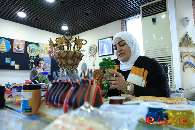 設(shè)計師娜達在制作巴比倫時期飾品。人民網(wǎng)伊納斯·易卜拉欣攝