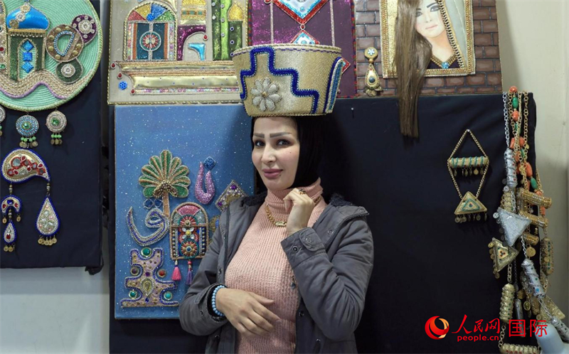 設(shè)計師展示亞述國王同款王冠。人民網(wǎng)伊納斯·易卜拉欣攝