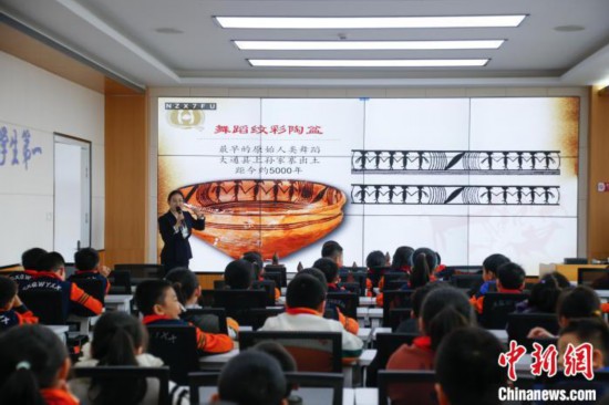 圖為學(xué)生在“國寶音樂會”社教課中了解舞蹈紋彩陶盆。中新社記者 馬銘言 攝