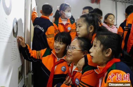 圖為學(xué)生參觀青海省博物館“1+3”主題流動展覽，了解在青海喇家遺址出土的齊家文化 · 玉三璜聯(lián)璧。中新社記者 馬銘言 攝