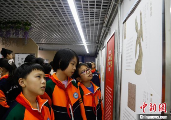圖為學(xué)生參觀青海省博物館“1+3”主題流動展覽，了解木舞俑。中新社記者 馬銘言 攝